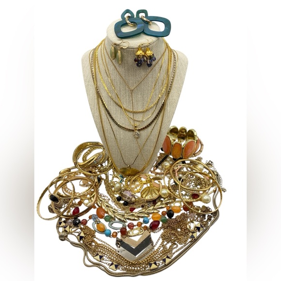 Goldtone Jewelry Bundle Lot Necklaces Earrings Bracelets Brooches - Picture 8 of 14